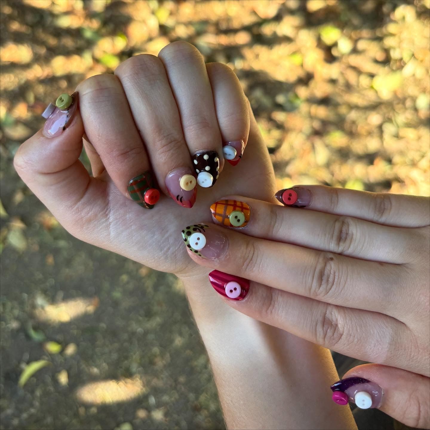 Button themed nail set